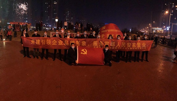 “党建引领企业品牌形象，效劳霍邱人民安家置业”霍邱项目党支部开展春节送春联礼包运动